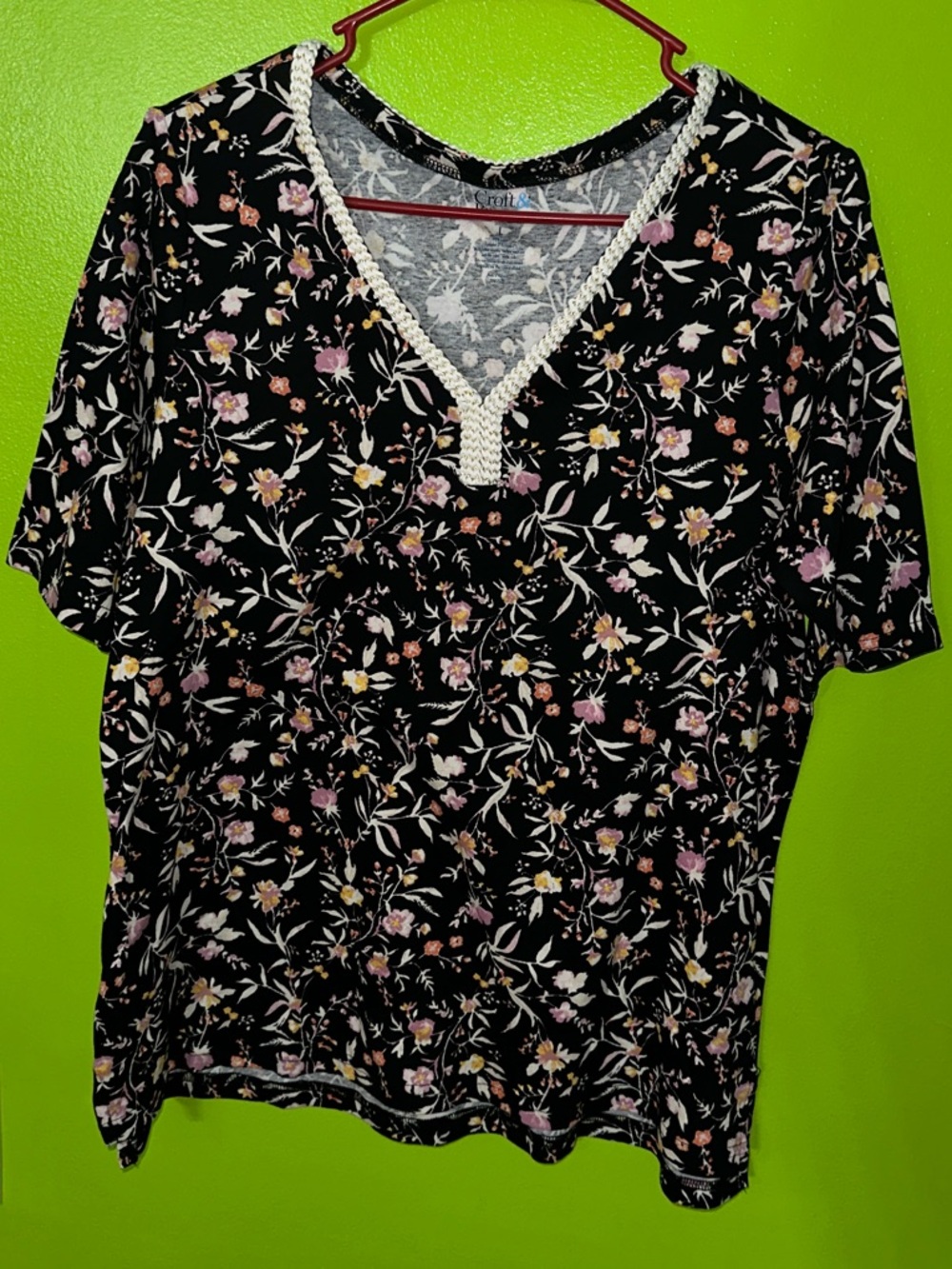 croft & barrow Black Floral Short Sleeve V-Neck Top with Lace Trim